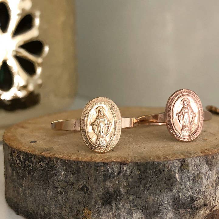 Bague Médaille Miraculeuse pour la vente par Isabelle Grace Jewelry