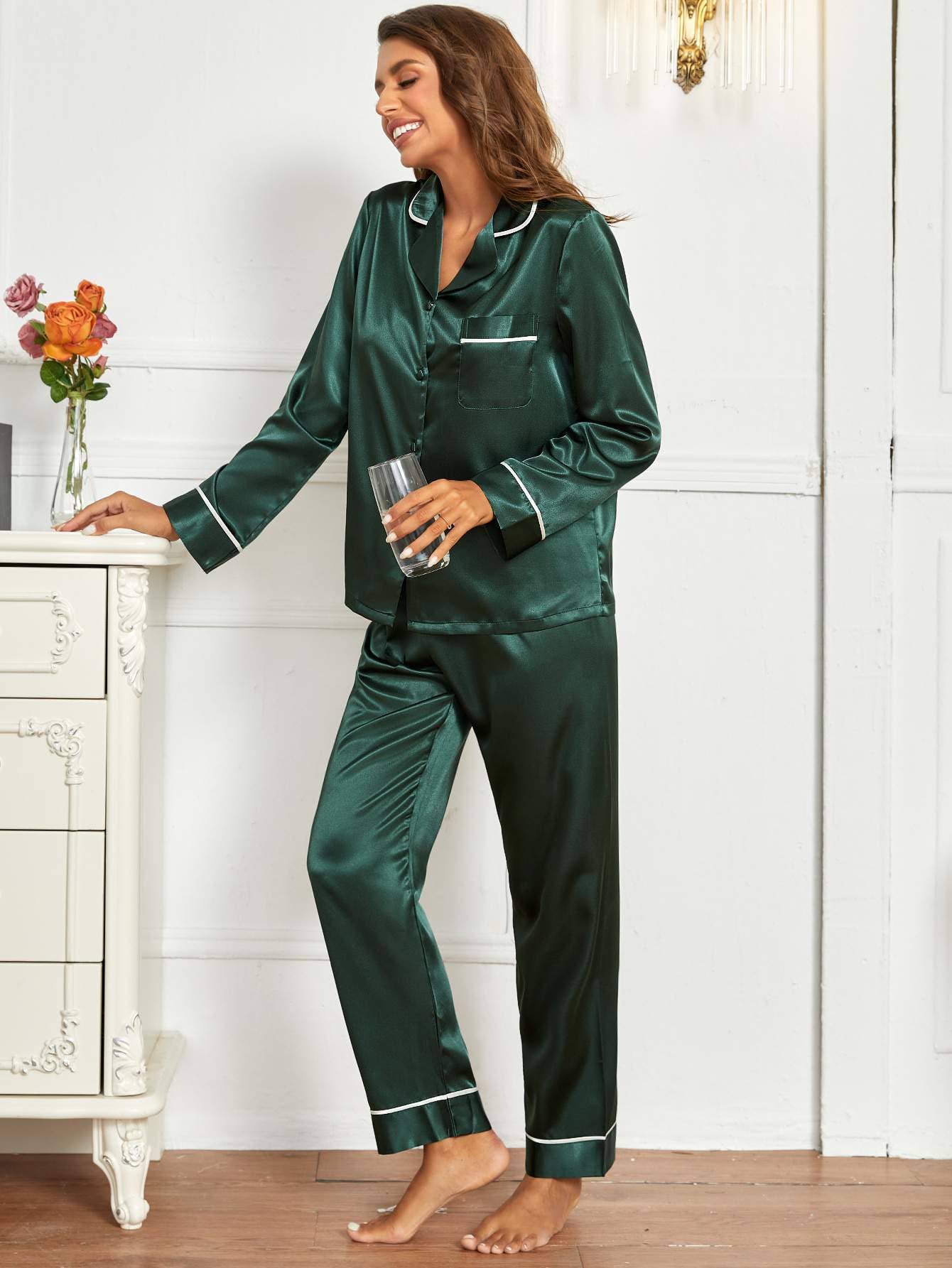 Queen Fashion - Venta al por mayor Conjunto de ropa para dormir - Mujer - Conjunto de pijama satinado con cuello de solapa y botones delanteros3