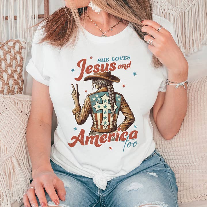 Ze Houdt Ook Van Jezus en Amerika Graphic T-shirt voor wholesale door God And Glory Gifts