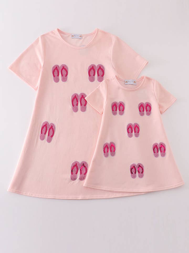 Lyserød hjemmesko paillet mor&mig kjole for engroshandel hos Mom & Co.