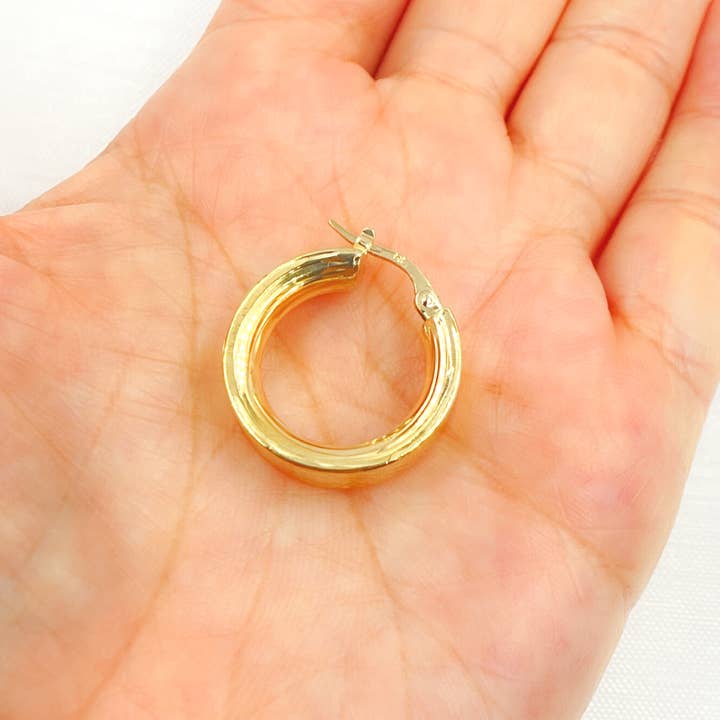 GER155. 14K Massives Gold Hohles Flaches Diamantschliff-Creolen für den Großhandel von Tresor Jewelry Inc.