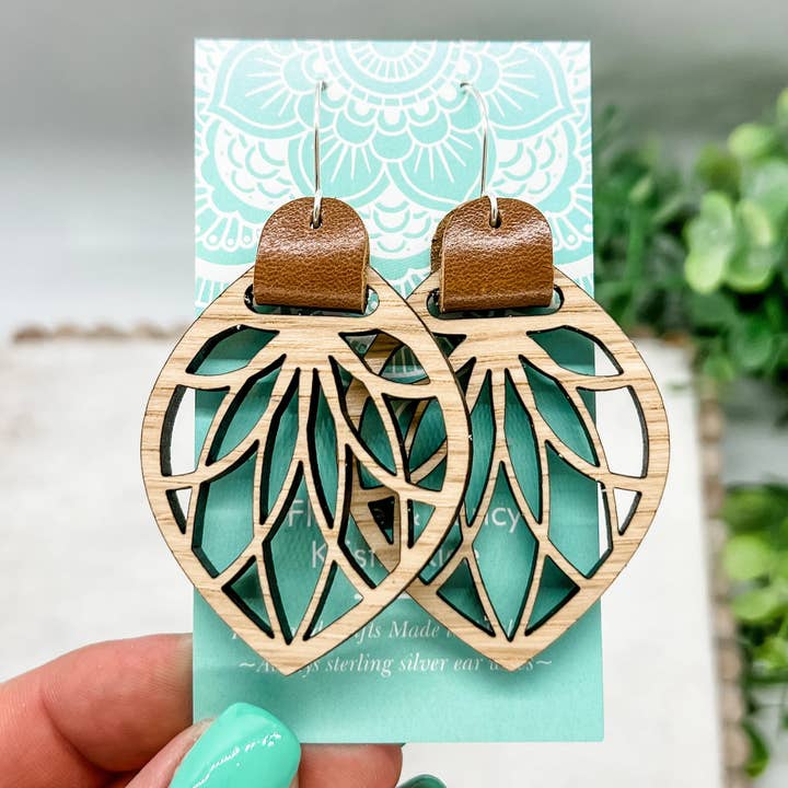 Fleece & Fancy – wholesale Hängande örhängen – Laser Cut Läderrem Filigran Trä Örhängen6