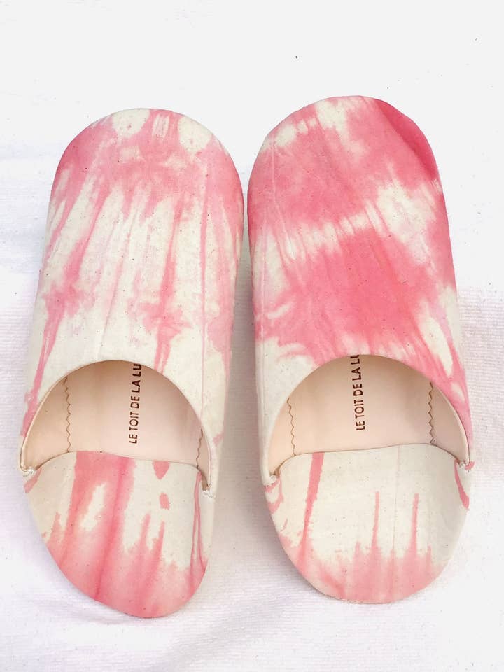Chinelo ARIEL em tecido tie dye forrado em couro com sola de fleece por atacado de le toit de la lune