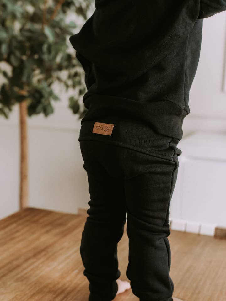 Jogger évolutif noir en coton terry biologique pour la vente par Kim & Joe