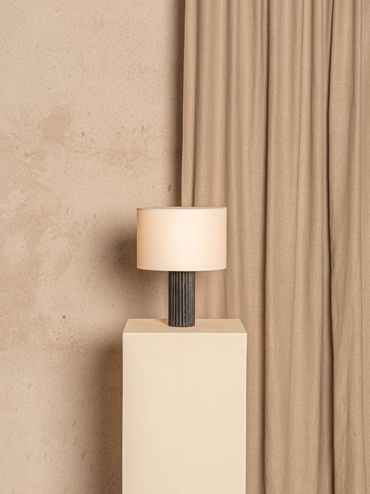 Lampe de table Flutita Marbre Noir pour la vente par Simone et Marcel