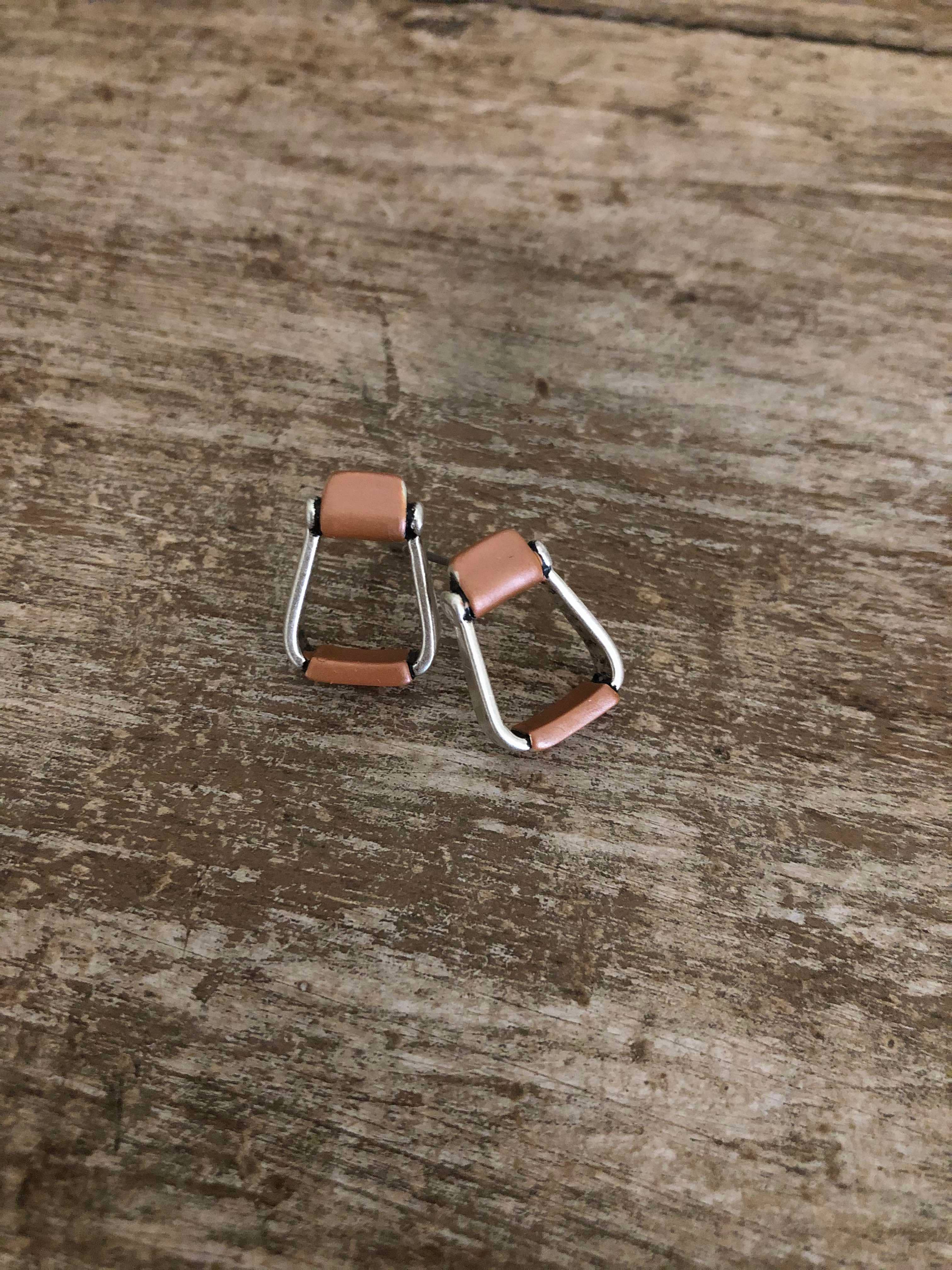 Carol Young Silver - Vendita all'ingrosso Orecchini a bottone - Orecchini a perno con design staffa da sella su cartoncino1