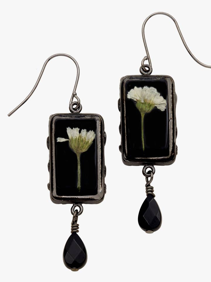 Boucles d'oreilles Achillea blanc sur noir petit rectangle avec goutte pour la vente par Shari Dixon