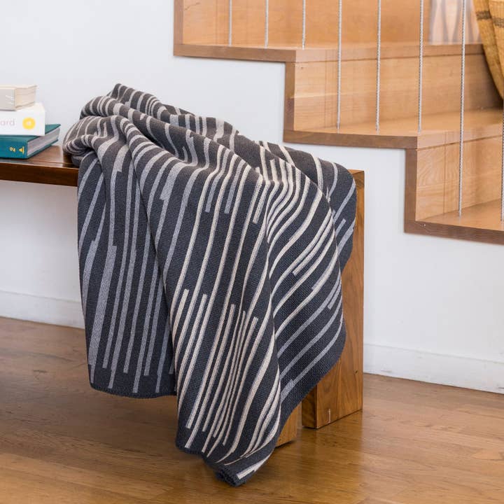 In2Green – Großhandel Überwurfdecke – Nachhaltige Baumwoll-Strickdecke mit Streifen - Gewaschen von Jill Malek1
