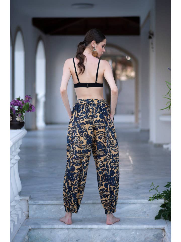 Laluzza S.L. – wholesale Pants – Women's – Stylish Harem Pants in Navy-Beige Print