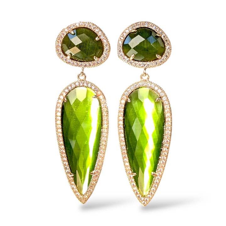 Orecchini artigianali in oro con pavé di occhio di gatto verde per la vendita all'ingrosso da parte di ZEYZEY