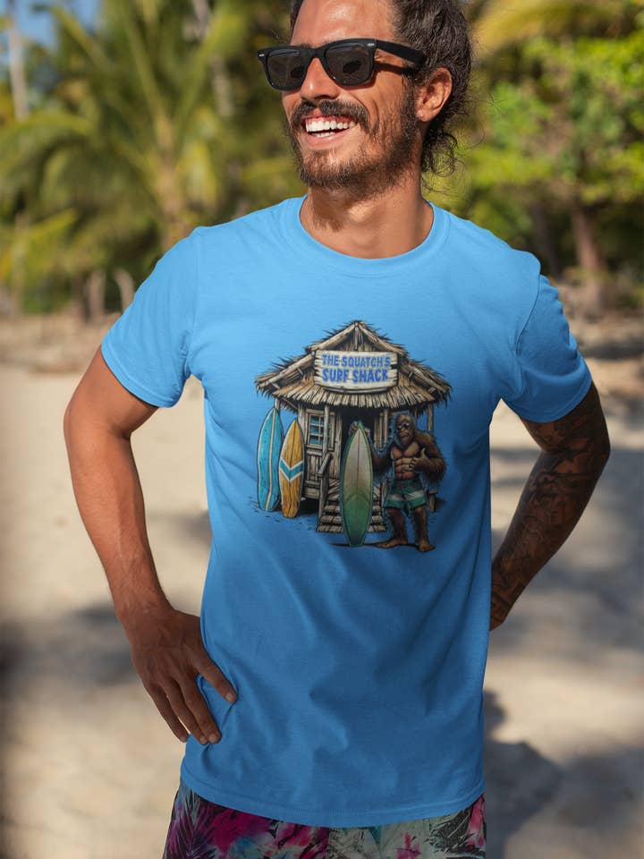 Squatchin’ Country – Großhandel T-Shirt (Grafikdruck) – Unisex – Bigfoot Surf Shack T-Shirt (blau oder gelb) anpassbar7