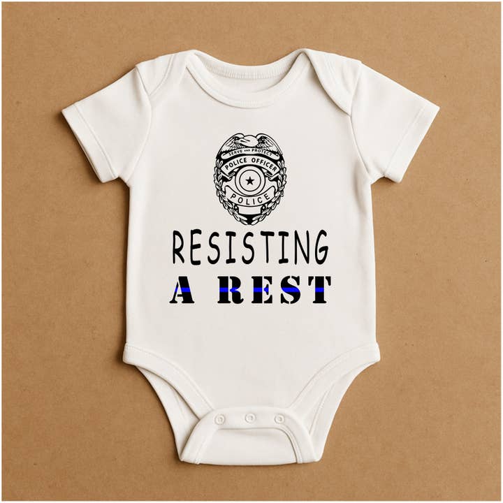 Grenouillère « Résister à une arrestation » pour la vente par Hearth & Timber Co.