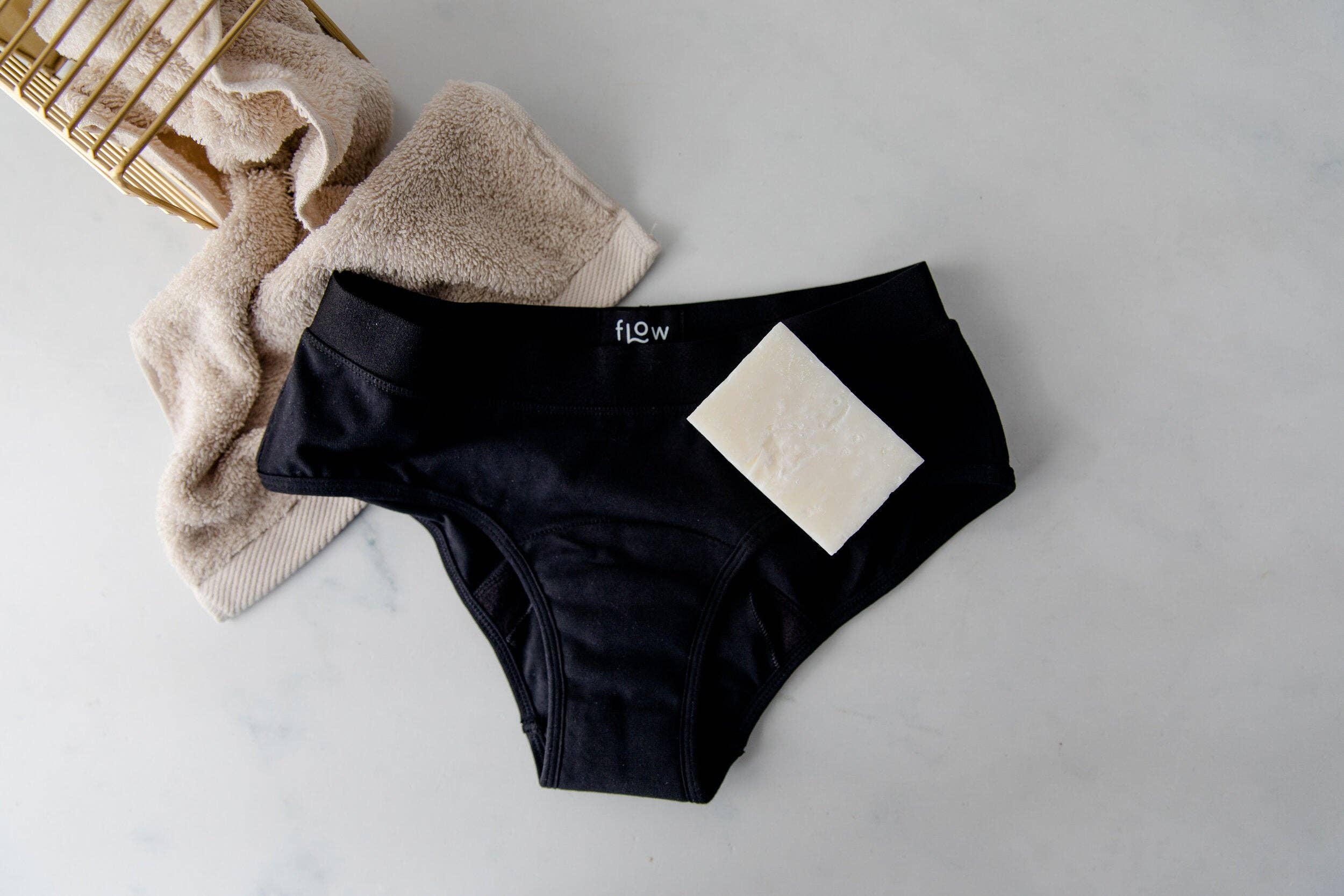 Flow Sustainable Period Care – wholesale Mensunderkläder - Dam – Tvål för tvätt av återanvändbara mensskydd1