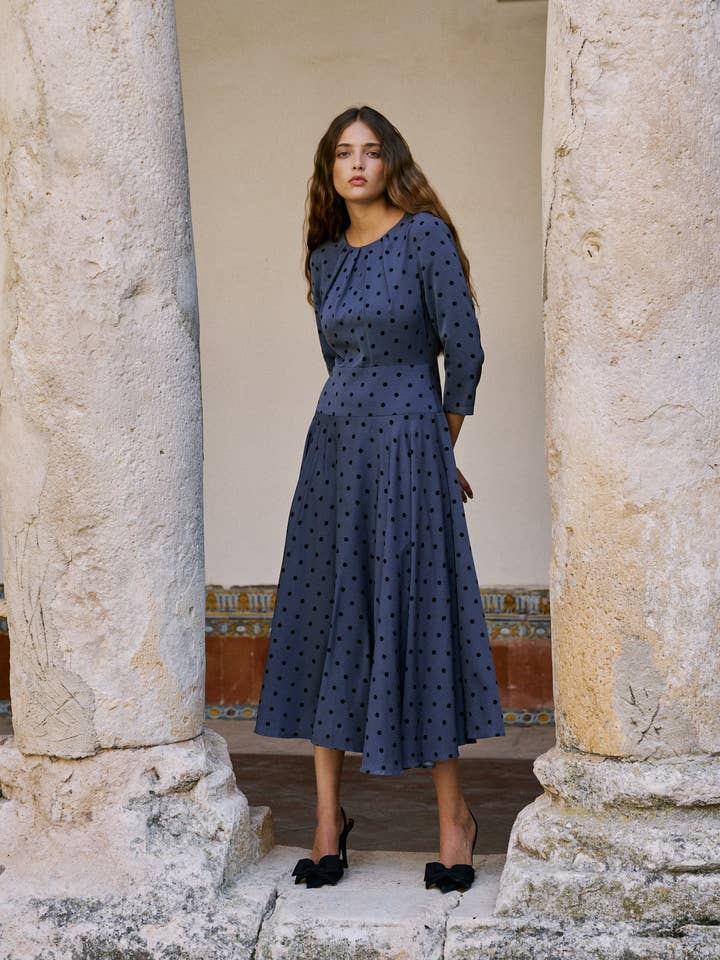 Dana Kleid in Blau mit Tupfen · Madame · für den Großhandel von Bruna