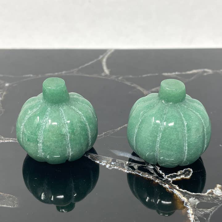 Citrouille verte en aventurine pour la vente par The Crystal Tabby