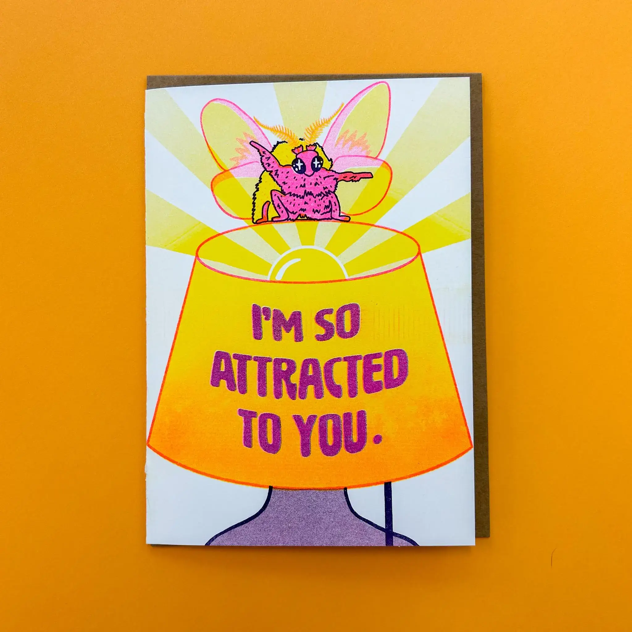 Foolish Designs - Venta al por mayor Tarjetas de amor - Lámpara Risograph Greet con diseño de polilla de arce rosa con la forma de I'm So Tracted To You1