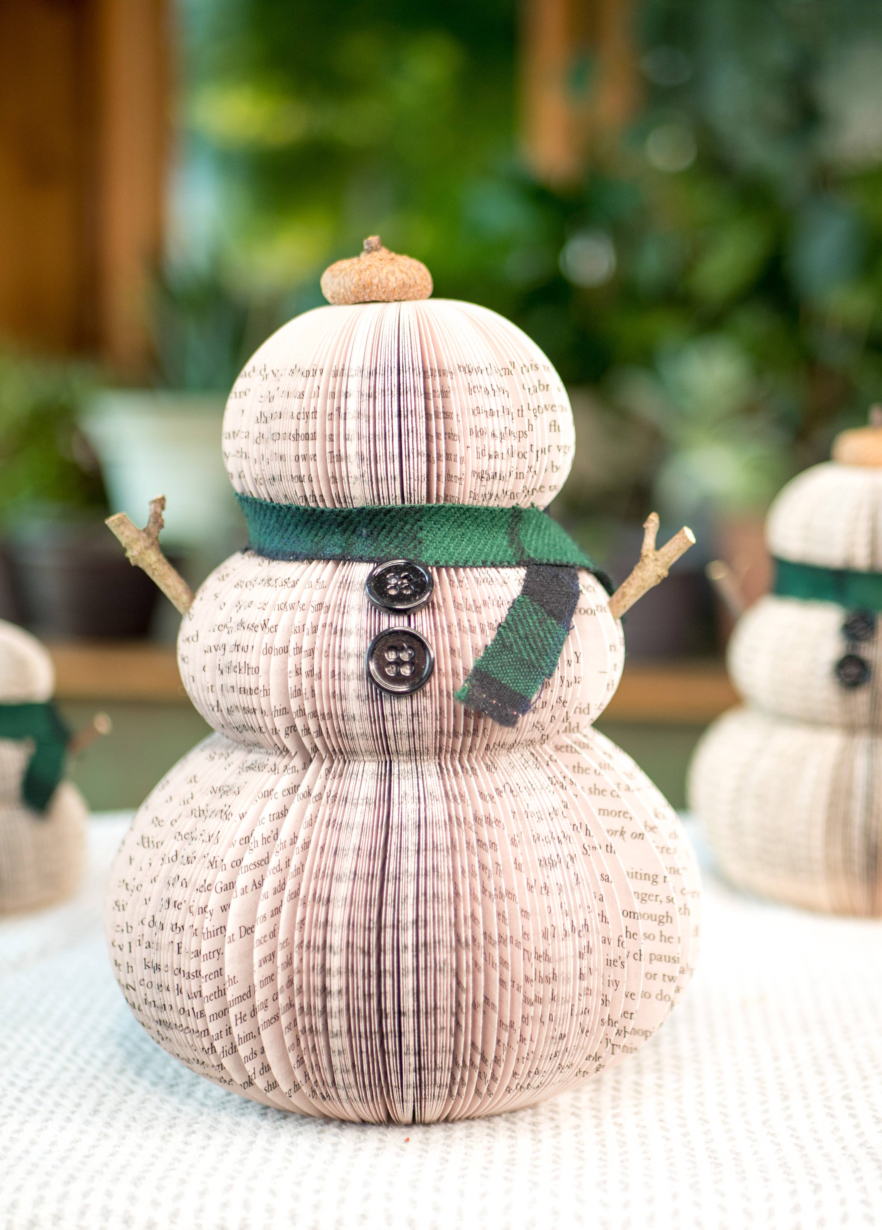 Root To Vine – wholesale Christmas decoration – Christmas Decor Book Snowman-Handmade Holiday Book Gift4