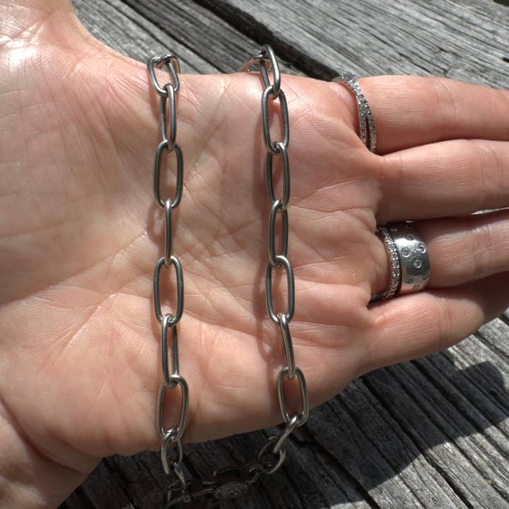 ILISSA MICHELE JEWELRY – Großhandel Gliederhalskette – Halskette mit ovaler Büroklammer und Pavé-Diamantverschluss1