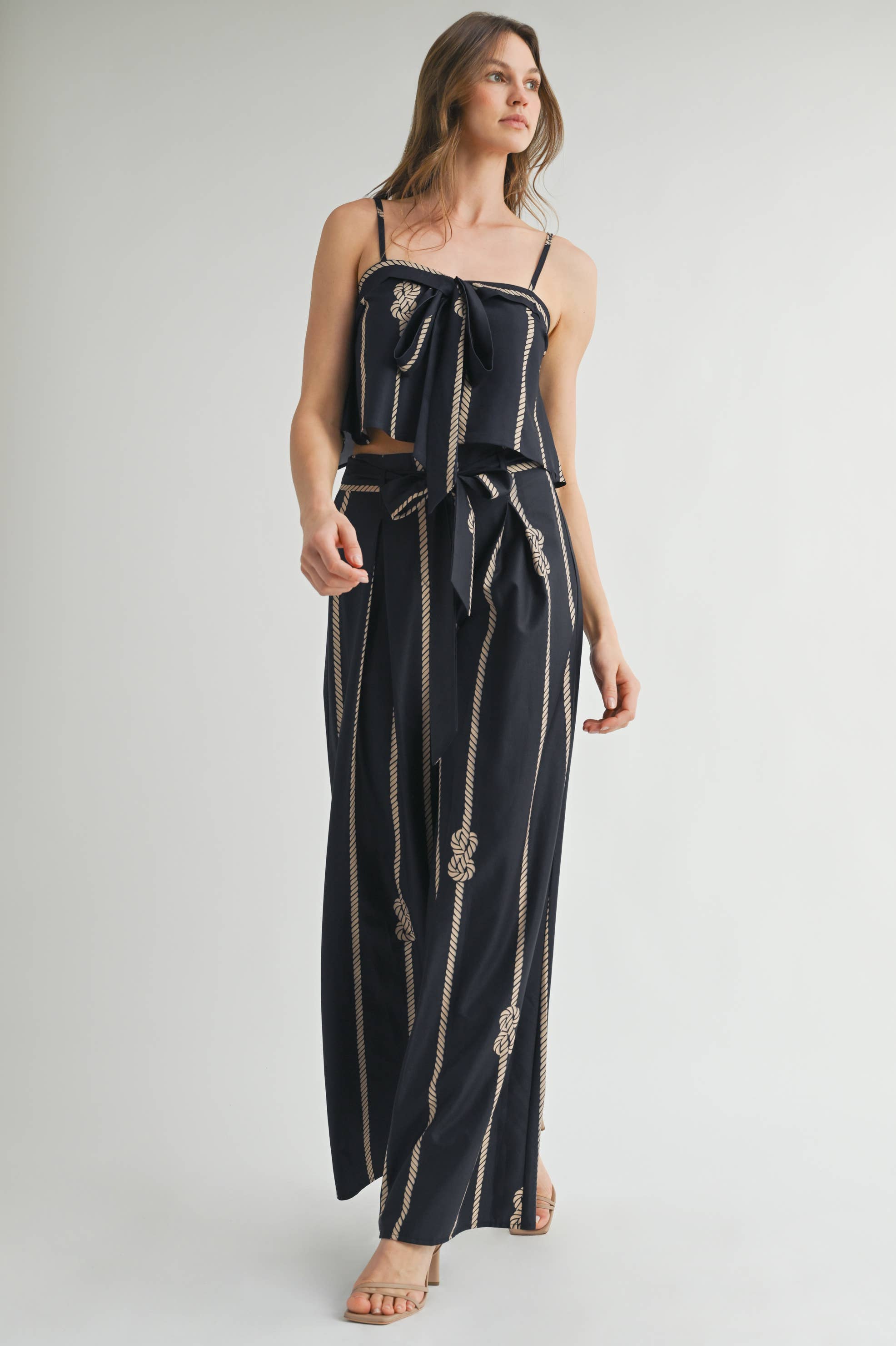 Preto Top Fluido com Detalhe de Laço em Corda Dourada para venda a revendedores na Faire3