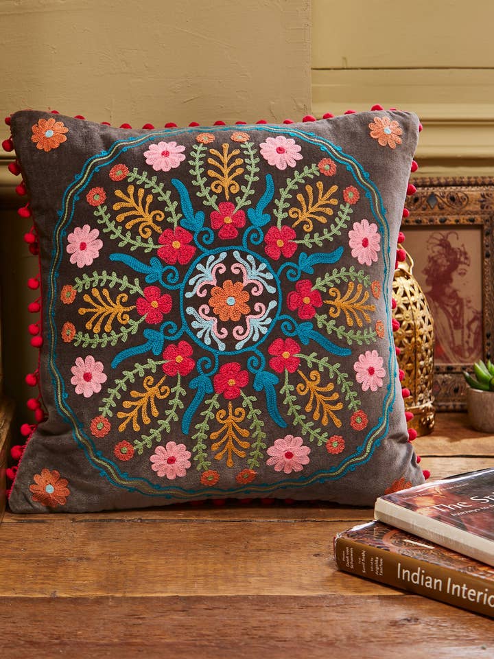Housse de coussin en velours brodé Ahyana, pompons pour la vente par Namaste