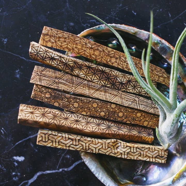Palo Santo Træpinde med indgraveret hellig geometri for engroshandel hos Fractalista Designs
