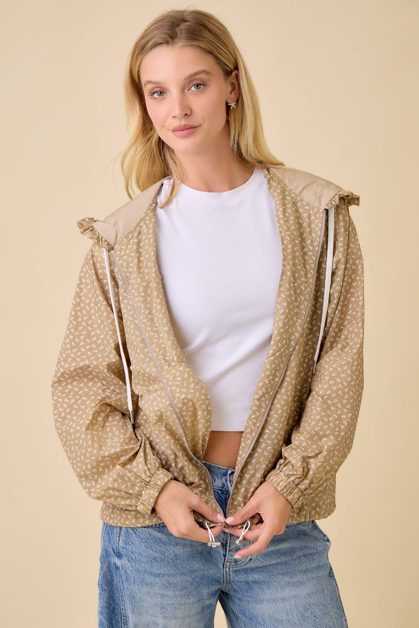 Main Strip - Venta al por mayor Cortavientos - Mujer - Chaqueta con Capucha y Volantes Florales – Rompevientos Femenino Ligero10