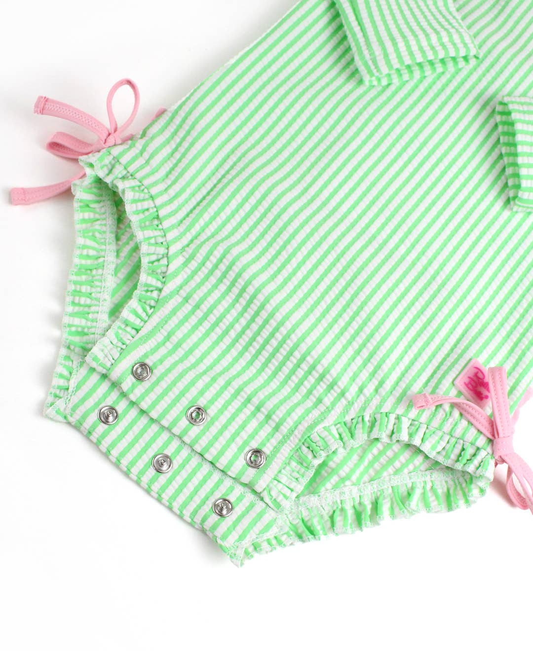 Grøn Babypiger forårsgrøn seersucker langærmet rashguard badedragt med karakteristiske bagpå-ruffles for engroshandel på Faire6