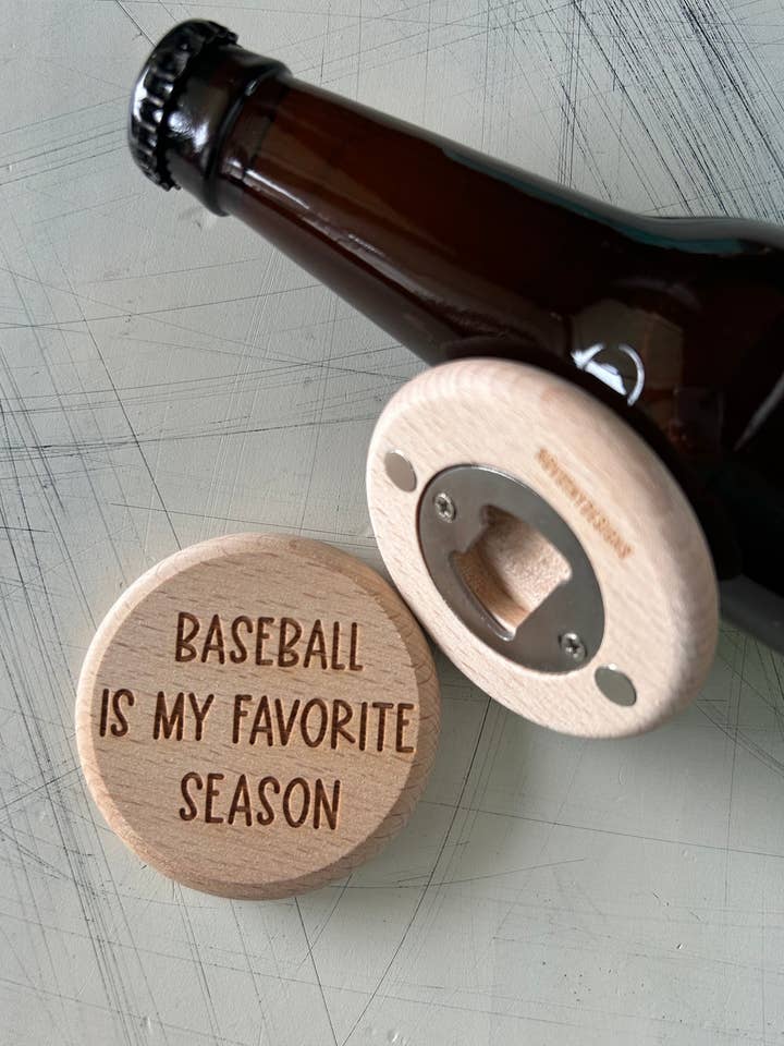 Baseball ist meine Lieblingssaison - magnetischer Holzflaschenöffner für den Großhandel von Novotny Designs