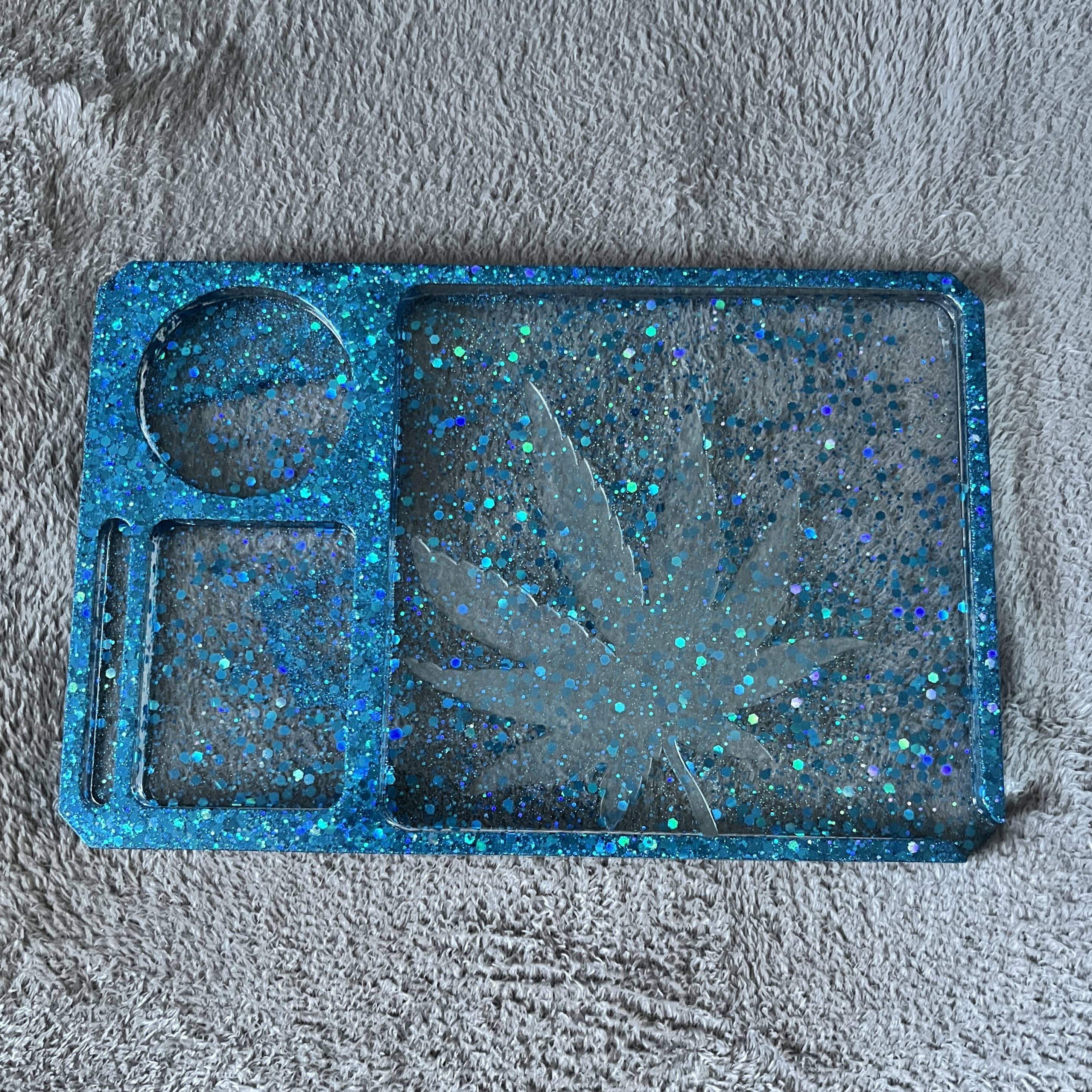 Face It Home Decor – wholesale Prydnadsbricka – Handgjord stor blå glittrig lönnlöv rullbricka1