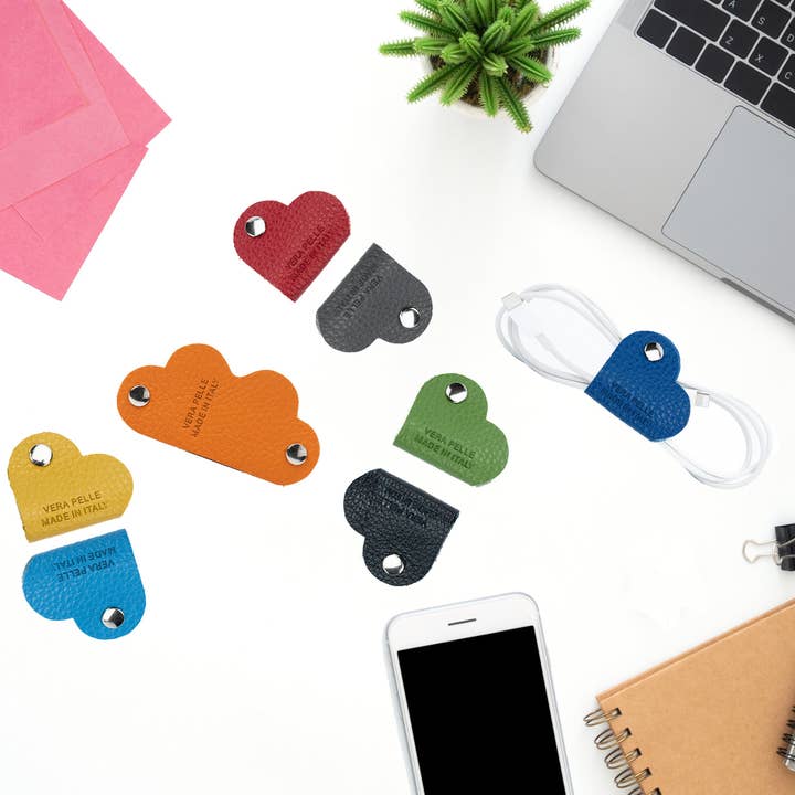 Kaili mood / RENATO BORZATTA - Italy since 1978 - - Vendita all'ingrosso Supporti per cavi - K0039VB | Avvolgicavo Cuore Made in Italy in Vera Pelle pieno fiore, grana dollaro - Colore Rosso - Dimensioni: cm 5 x 8 x 0,5 - Confezione: Gift Box rigido fondo/coperchio1