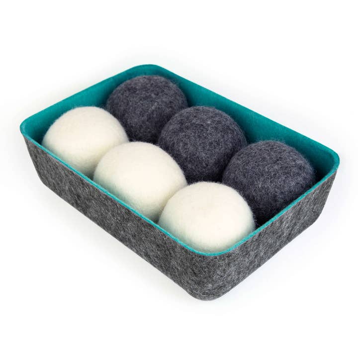 boules de séchage felt·like·it!™ + bac de rangement s/6 BLANC + GRIS dans bac en feutre BLEU pour la vente par Three by Three Seattle