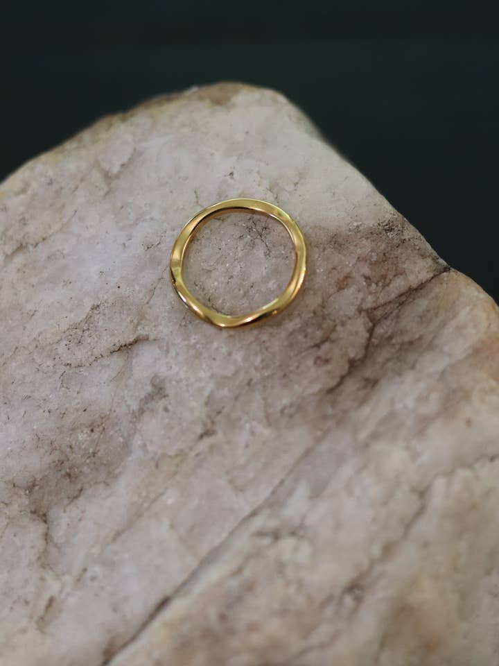Bague Vague Délicate - Or (Options de taille) Étanche pour la vente par Cedar and Cypress Designs