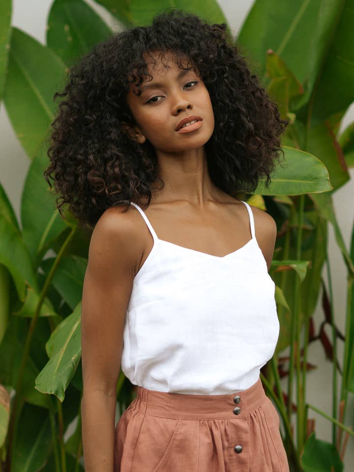 Leinen-Top ZION mit Spaghettiträgern in Weiß für den Großhandel von MagicLinen (We handle U.S. import procedures for you)