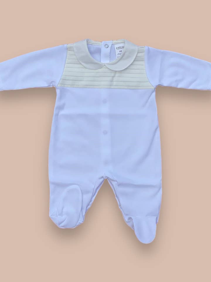 Babygrow branco com encaixe no peito for wholesale by Isabella – Exquisite Babywear