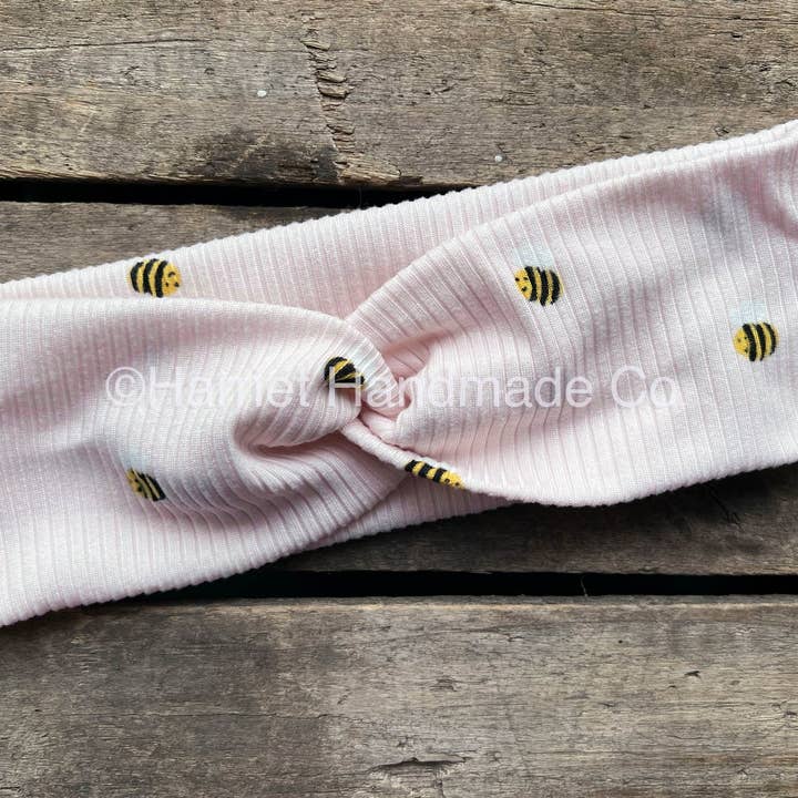 Bandeau torsadé extensible côtelé rose pâle et bourdons pour la vente par Harriet Handmade Co.