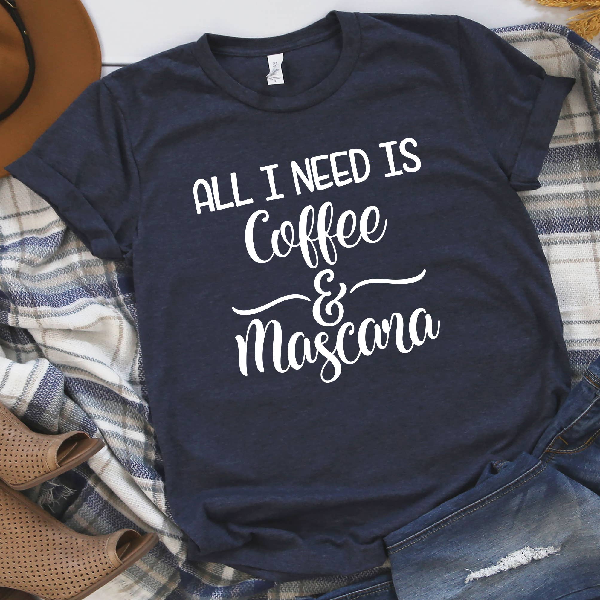Down Home Tees - Wholesale T-shirt met print - Dames - Alles wat ik nodig heb is een grafisch T-shirt met koffie en mascara voor mama3