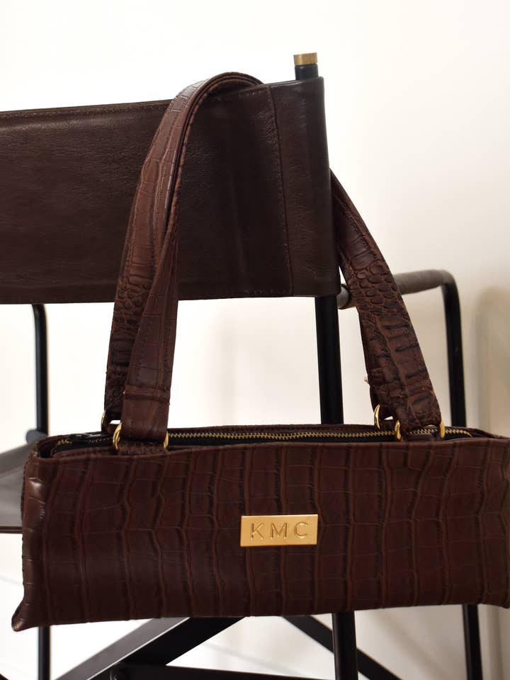 Die East-West Handtasche — Dunkle Schokolade 'Großes Krokodil' für den Großhandel von KMC Handbags