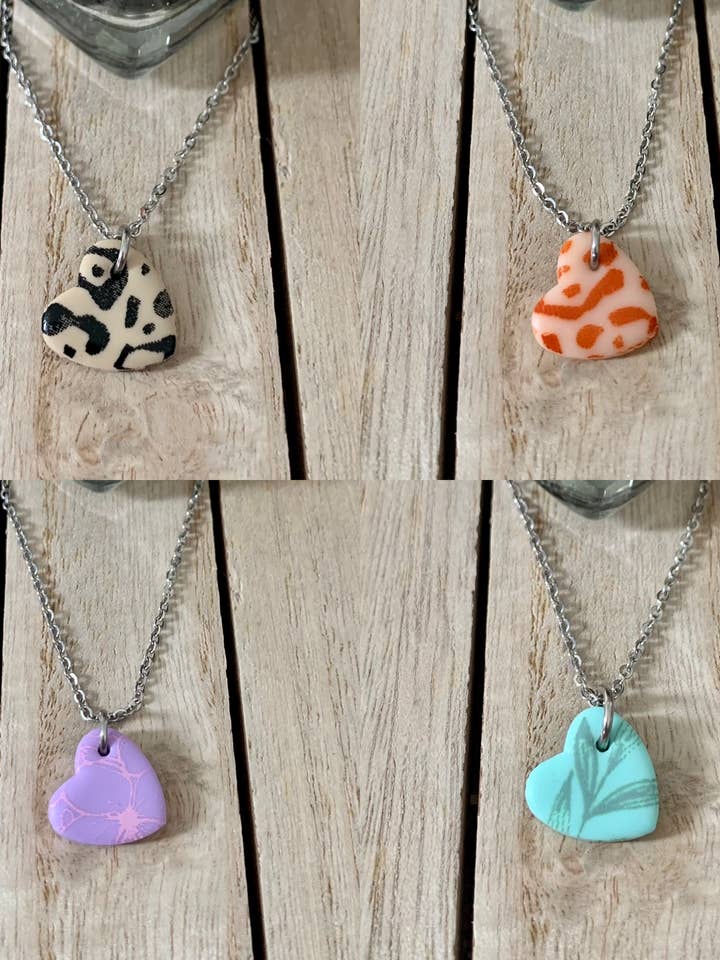 Assorterede prints - håndlavet polymer ler hjerte halskæde for engroshandel hos Pandora’s Clay Box