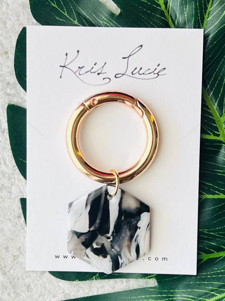 Porte-clés hexagonal mélange noir et blanc pour la vente par Kris Lucie