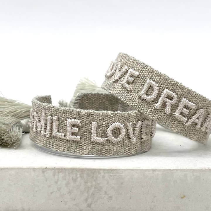 Bracciale con scritta SMILE LOVE DREAM, intrecciato e ricamato per la vendita all'ingrosso da parte di Parsley & Pepper