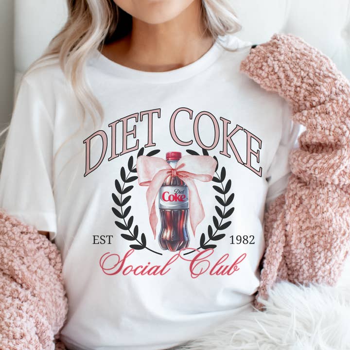 Par.tees by Party On! – Großhandel T-Shirt mit Siebdruck – Damen – Diet Coke Social Club Coquette Soda Coke Bow Grafik T-Shirt