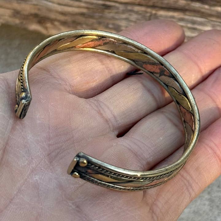 Lungta Imports – Engroshandel Manchetarmbånd – 3 Metaller Medicin "Om Namah Shivaya" Armbånd - Håndlavet i Nepal