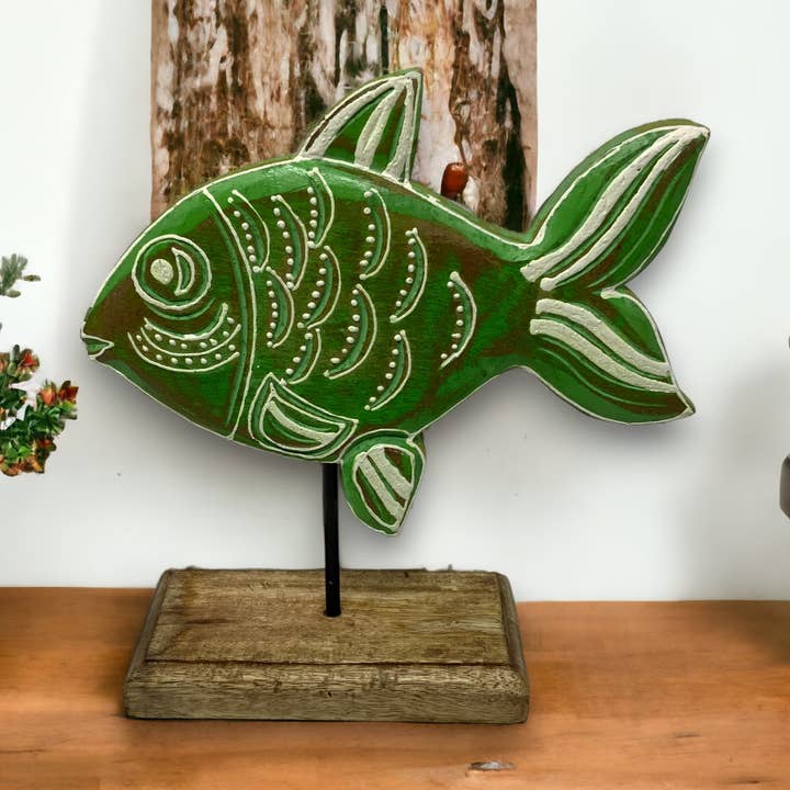 Larry Lime geschnitzter Holzfisch auf Metallstab mit Standfuß für den Großhandel von Wilco Home