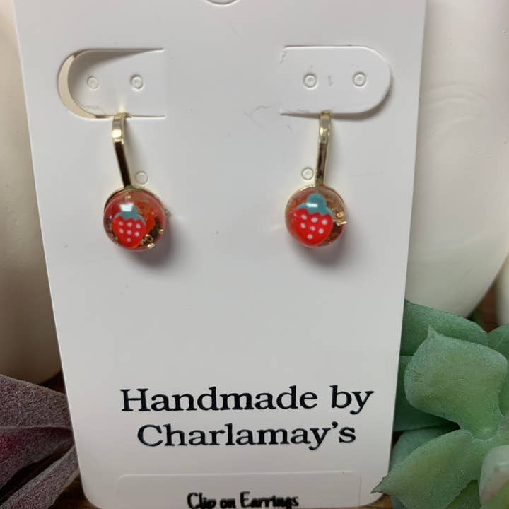 Klip på jordbærharpiks ørering for engroshandel hos Charlmaysllc