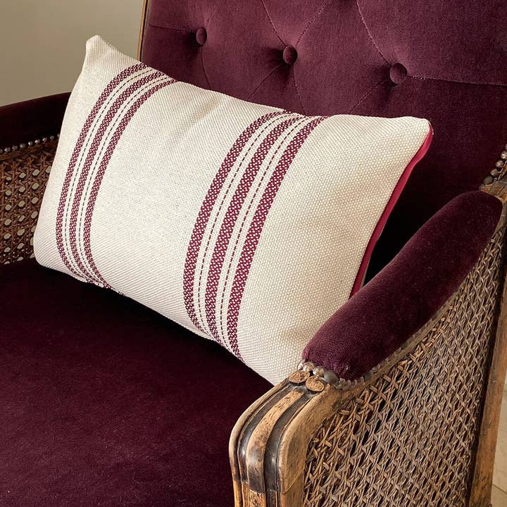 Pudebetræk med bordeaux og beige striber for engroshandel hos Beatriz Lario Interiors