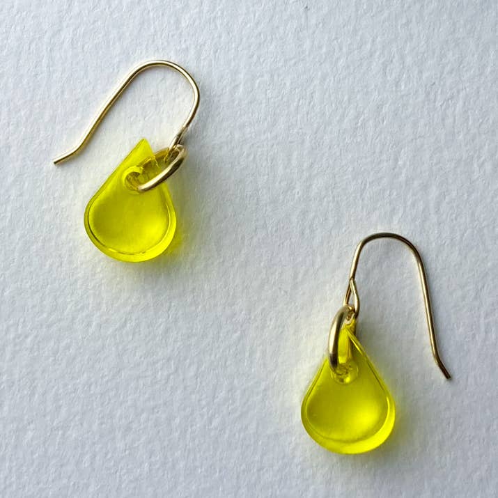 Mini-Ohrringe in Sonnengelb in Regentropfenform — handgefertigt für den Großhandel von BOMPOM Studio Resin Jewelry
