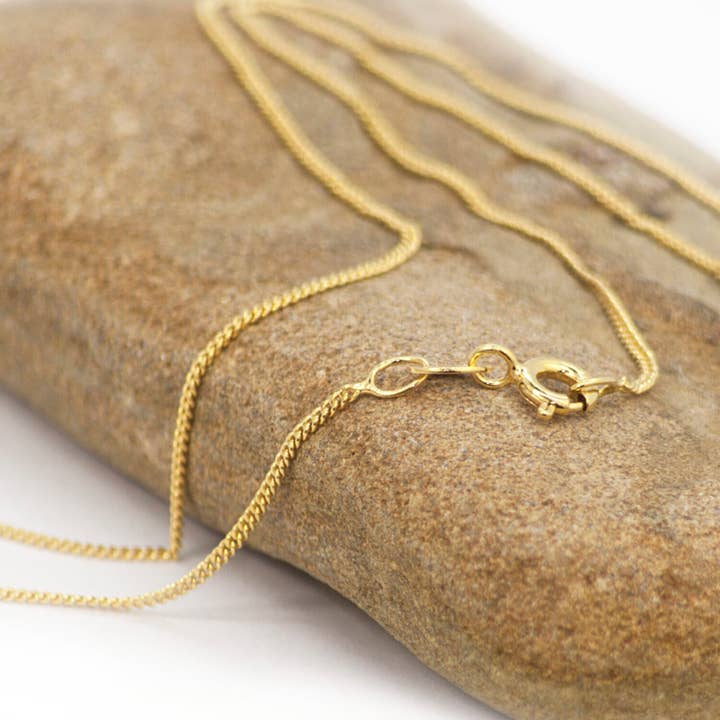 Fin diamantkapad curb-kedja i guldförgyllning – olika längder för wholesale av The Jewellery Store London