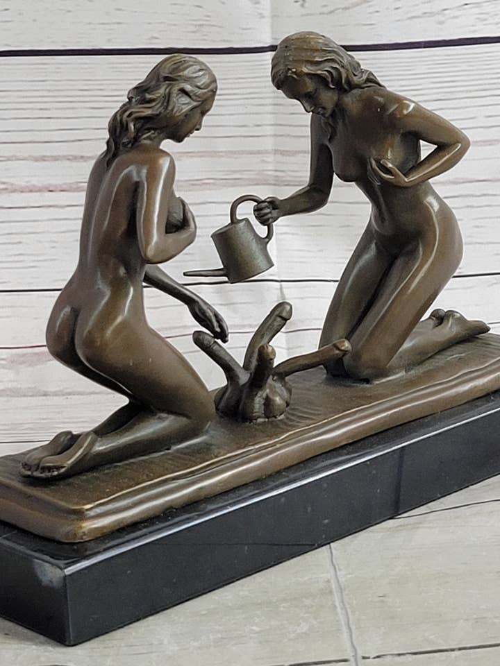 To nøgne kvinder, der vandrer deres planter (peniser) erotisk bronzeskulptur marmorbase 5.5 x 9“ for engroshandel hos Bronzhaus