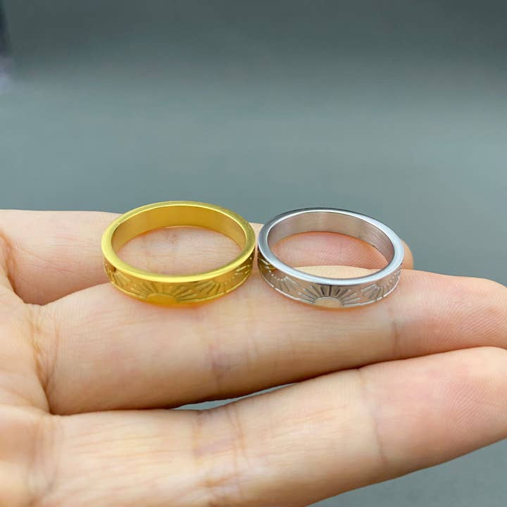 Anello in acciaio inossidabile placcato oro 18K con motivo solare - FGS/MS per la vendita all'ingrosso da parte di Mio Queena