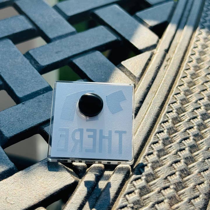 JEWISHJOY.co - Wholesale Lapel Pin/Button - Chai There | Acrylic Pin - Jewish Accessories Unisex